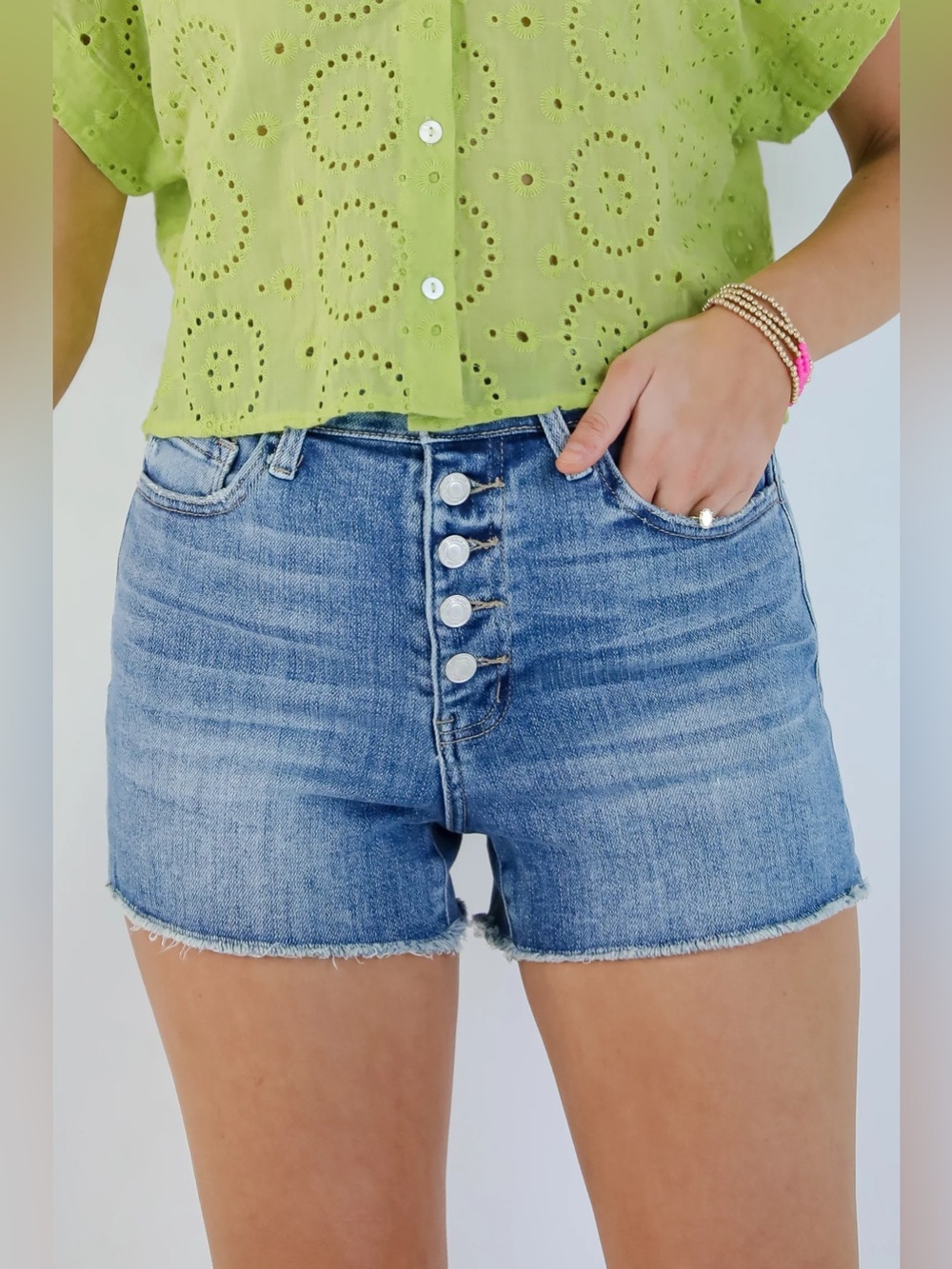 GAP High Rise Button Fly Denim Shorts Womens 26 2R 4” Distressed Raw Hem